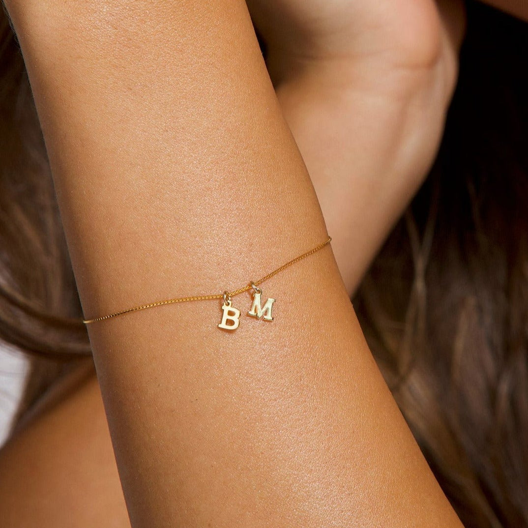 Top luxury gifts for women in Dubai : customized gold necklaces and bracelets with her name, initial, birthstone for a memorable celebration