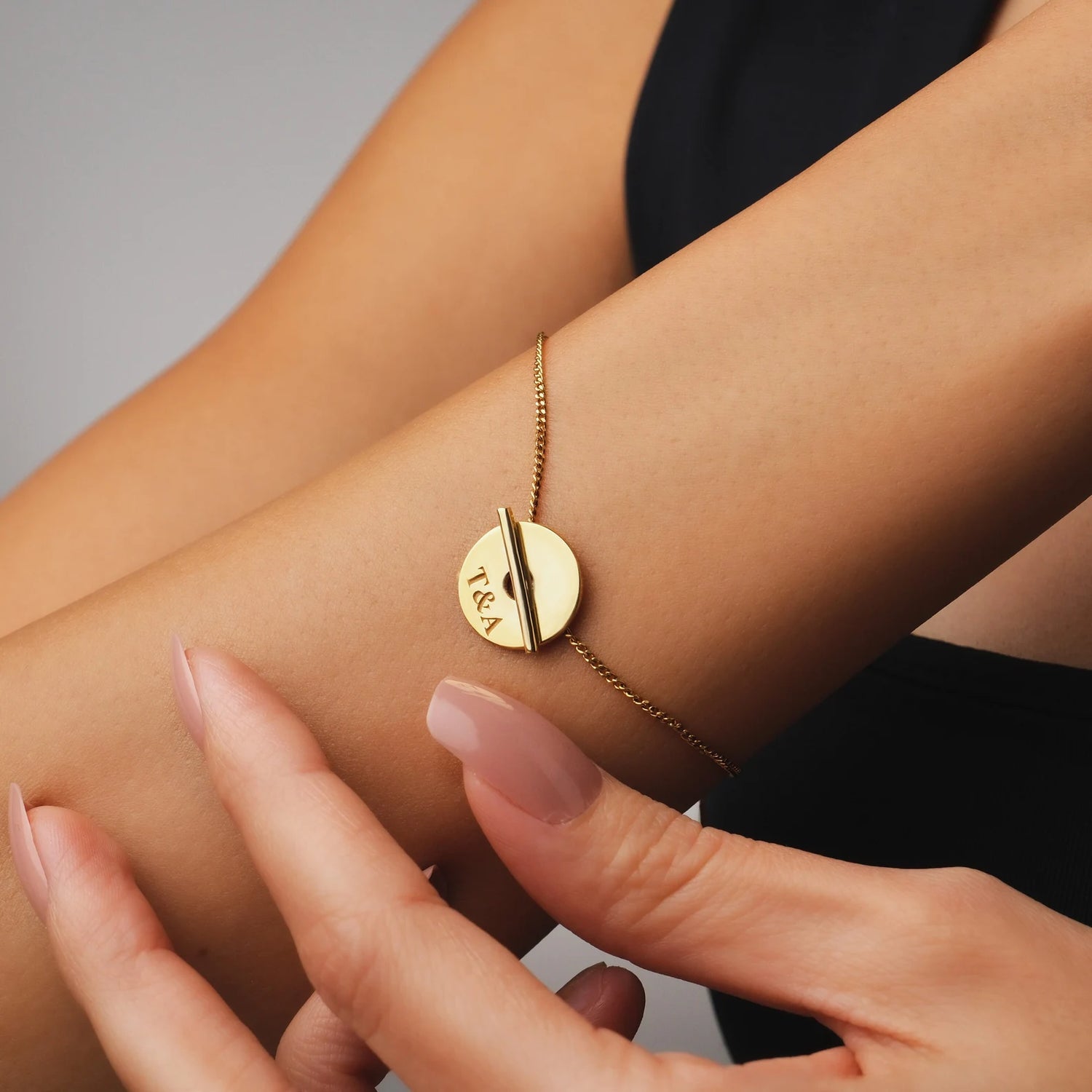 Gold bracelets for women Dubai, gold necklaces for her dubai, luxury gifts for her, valentine's day gifts dubai