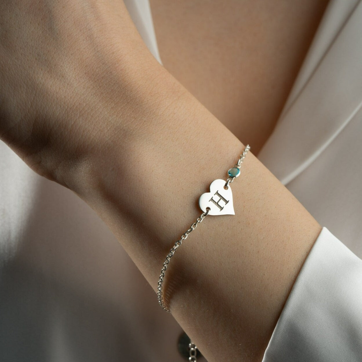 Gold bracelets for women Dubai, gold necklaces for her dubai, luxury gifts for her, valentine's day gifts dubai