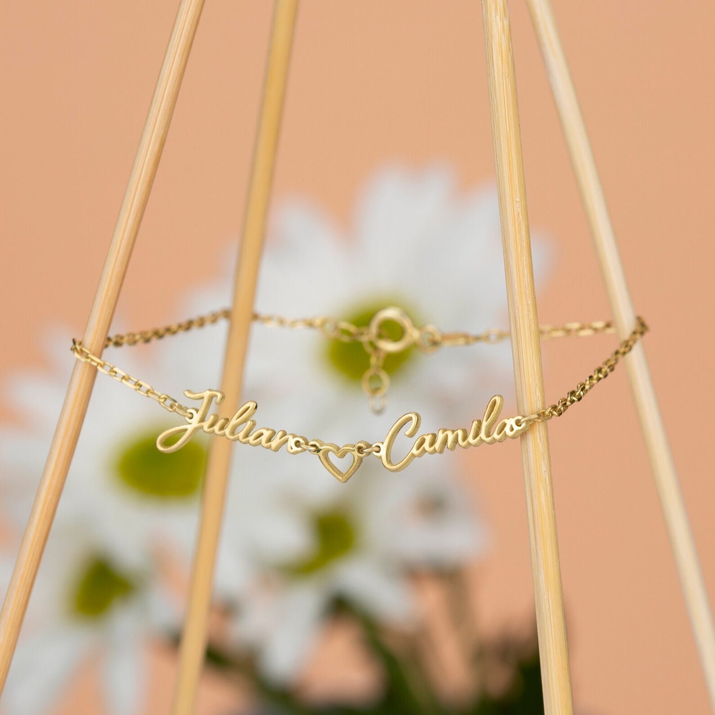 Heart gold bracelet for her. Shop gold bracelets for women in Dubai, United Arab Emirates.