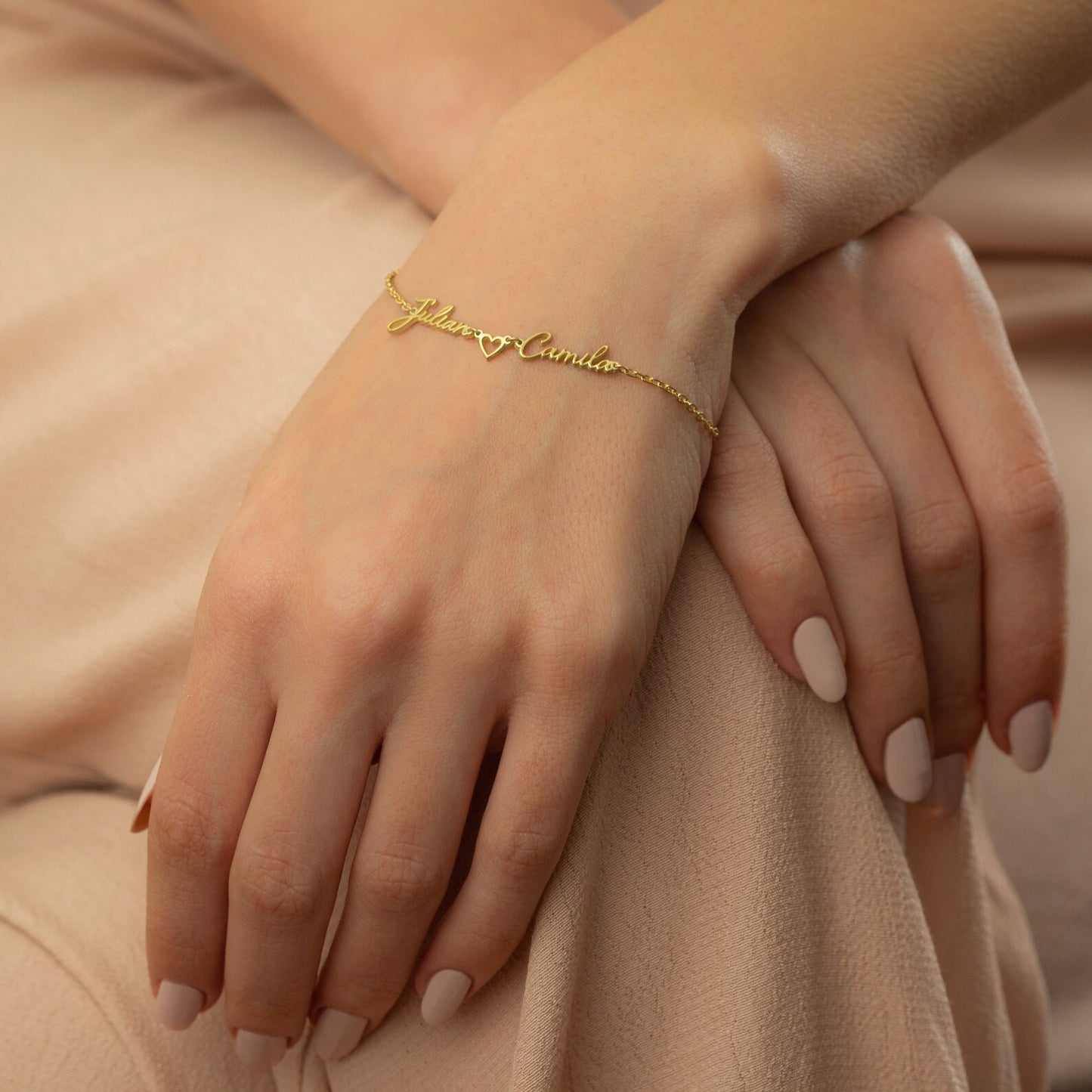 Heart gold bracelet for her. Shop gold bracelets for women in Dubai, United Arab Emirates. Anniversary gifts for wife, birthday gifts for girlfriend.
