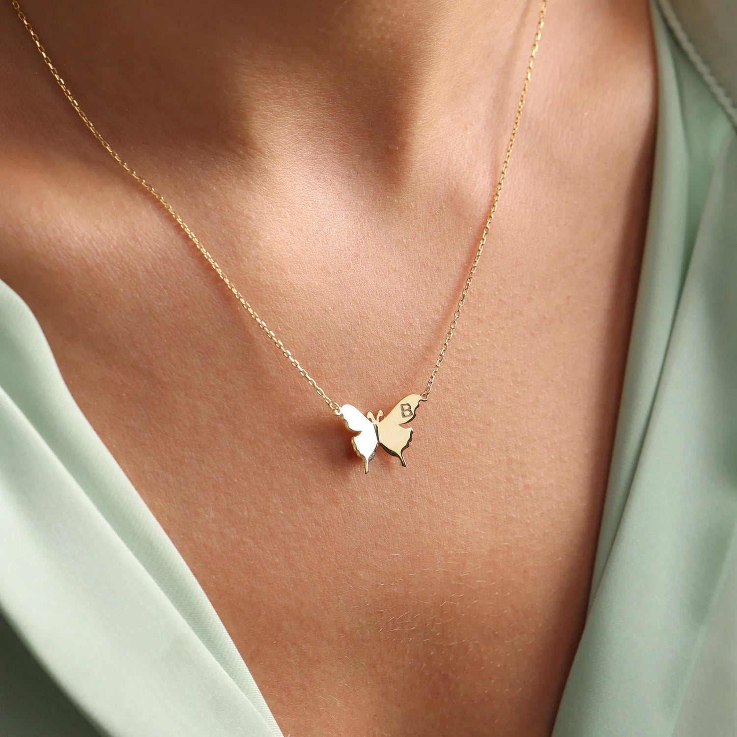 Valentine's Day gift - 18K gold necklace for women. Luxury Valentine's Day gifts in Dubai, Abu Dhabi, UAE