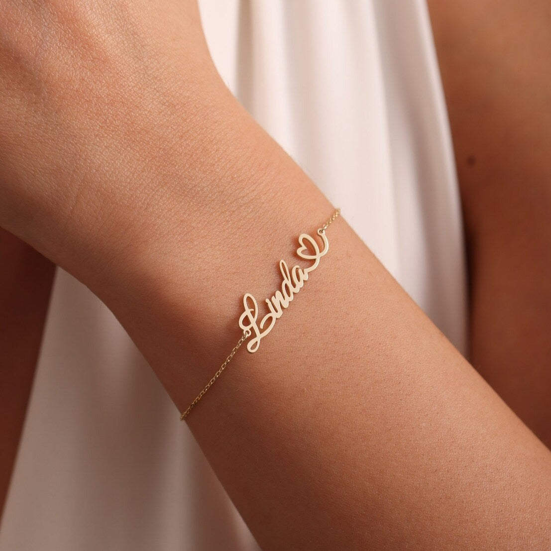 Shop Exquisite Gold Name Bracelets in Dubai & UAE. Personalized with 18-Carat Gold. Perfect for Gifts & Occasions.