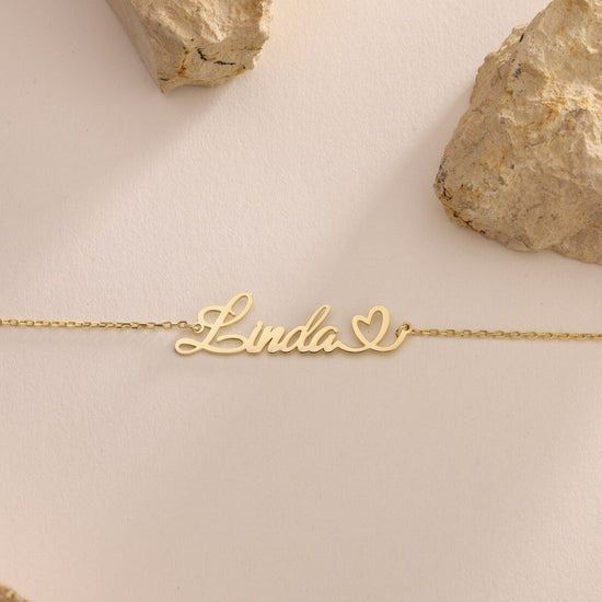 Shop Exquisite Gold Name Bracelets in Dubai & UAE. Personalized with 18-Carat Gold. Perfect for Gifts & Occasions.