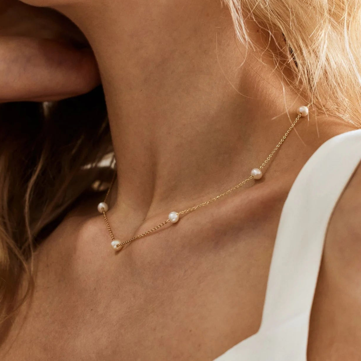 Elegant pearl necklace handcrafted in 18k gold