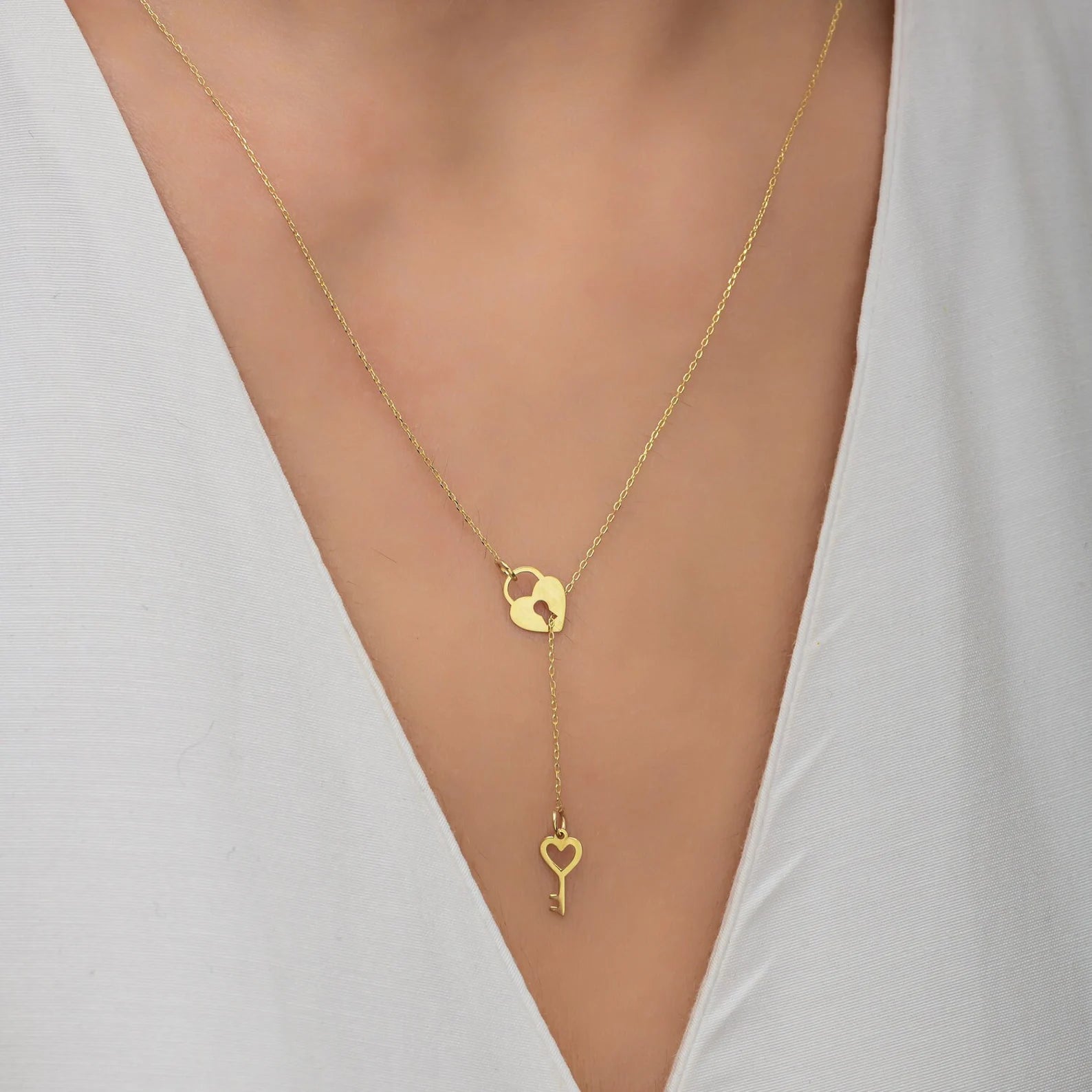 Romantic Gold Necklace for Women – Lock and Key Design

