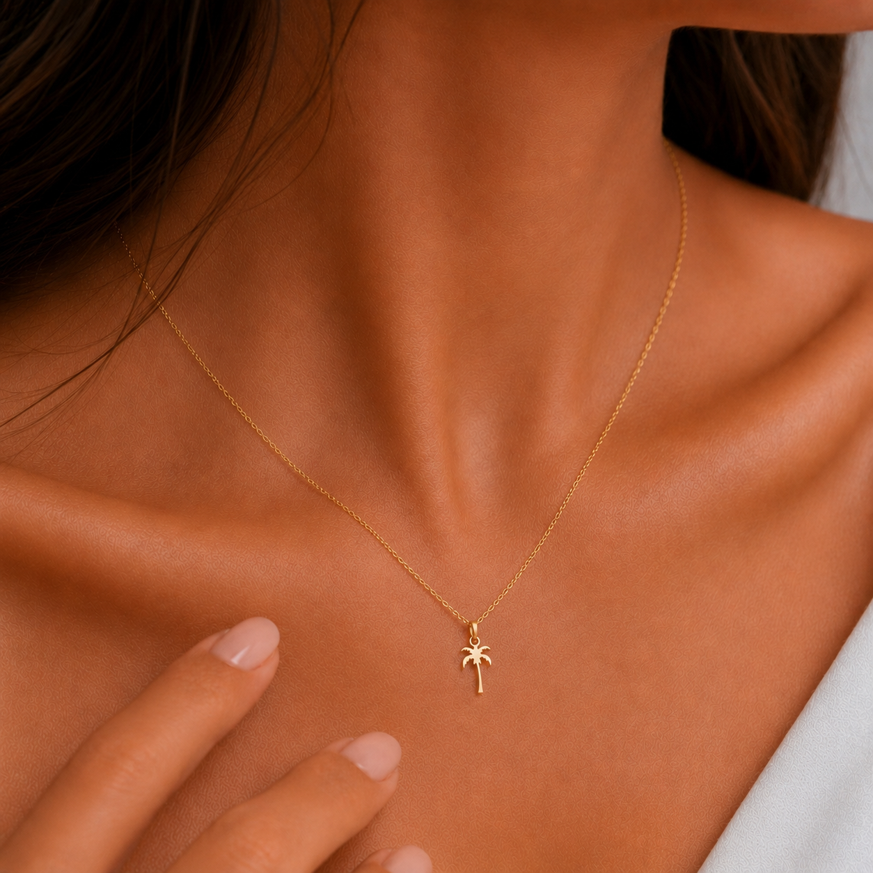 Small palm tree necklace, artisan made in the UAE. Available in 18 carats yellow, white and rose gold. 