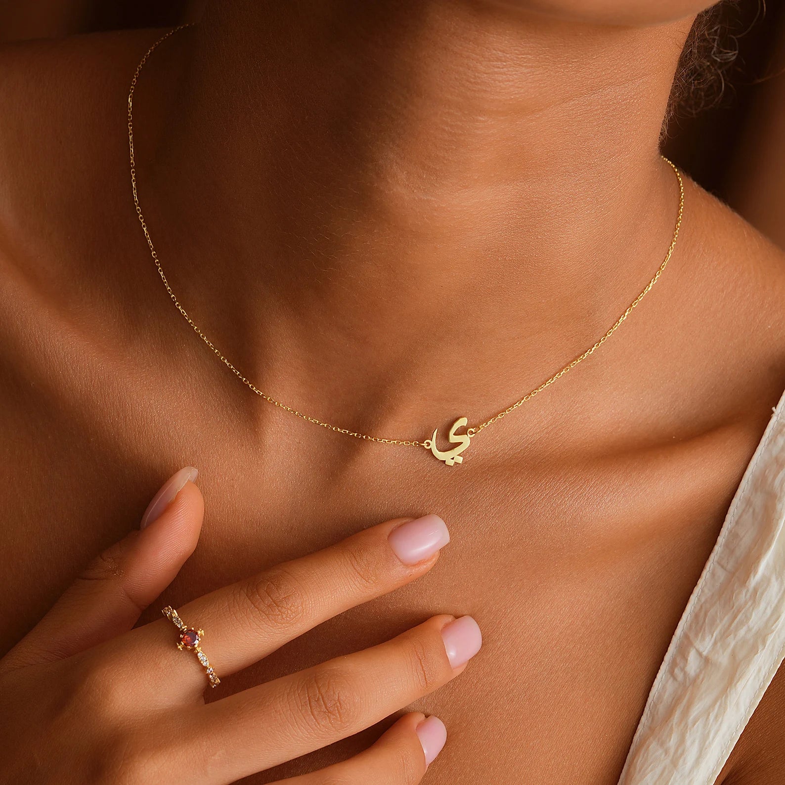 Arabic letter necklace handcrafted in 18k gold – elegant and personalized