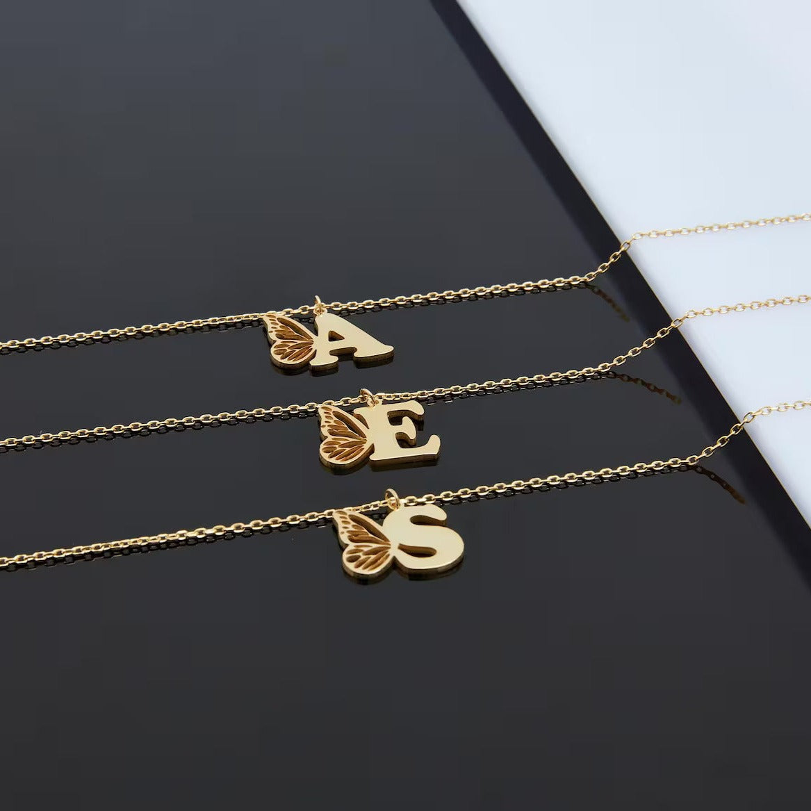 This exquisite 18 carat gold birthstone necklace is a beautiful symbol of love. It includes a dainty gemstone and a personalized letter pendant, making it a heartfelt gift for your beloved.
