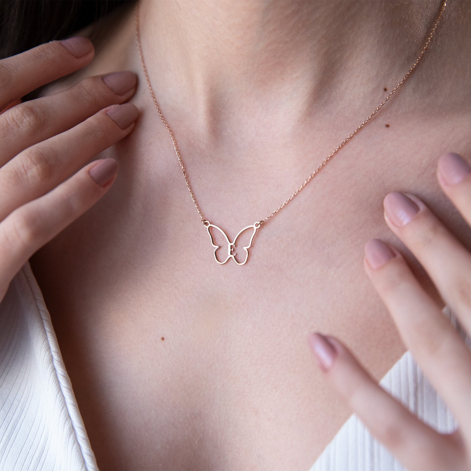 "Chic Butterfly Chain - Elevate Your Style with this Trendy and Elegant Necklace"