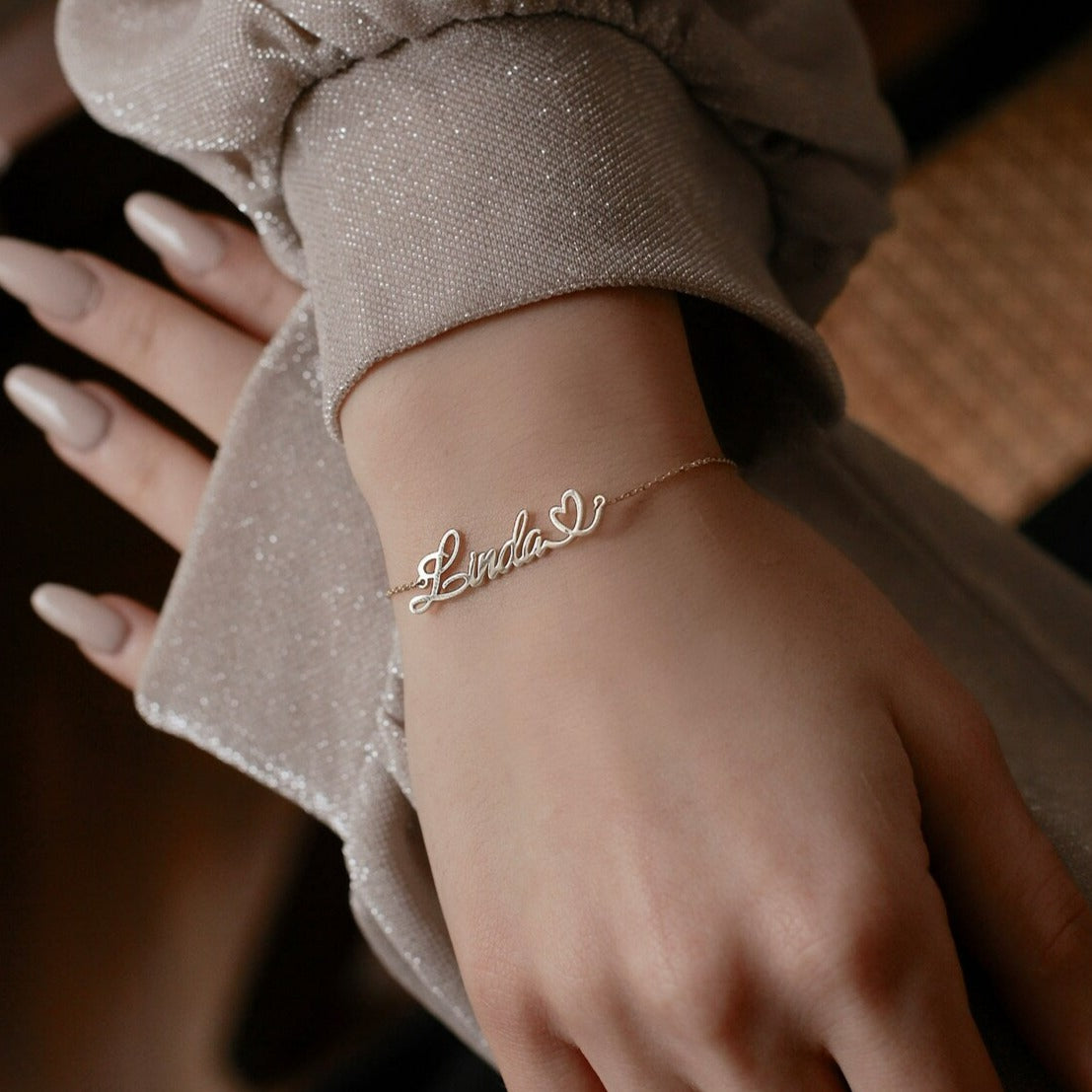 Shop Exquisite Gold Name Bracelets in Dubai & UAE. Personalized with 18-Carat Gold. Perfect for Gifts & Occasions. 