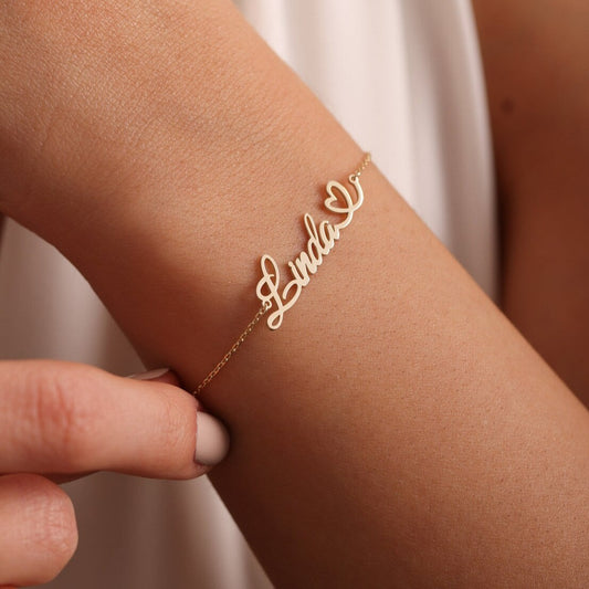 Shop Exquisite Gold Name Bracelets in Dubai & UAE. Personalized with 18-Carat Gold. Perfect for Gifts & Occasions. 