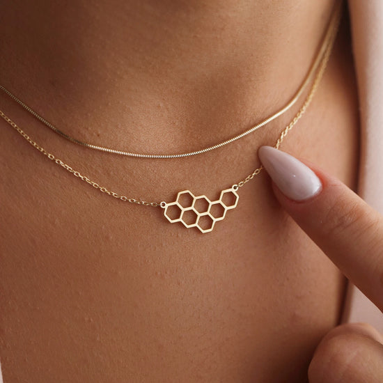 18 Carat Gold Honeycomb Necklace - Burst of Arabia - Elevate Your Style with Exquisite Arabic Jewelry.