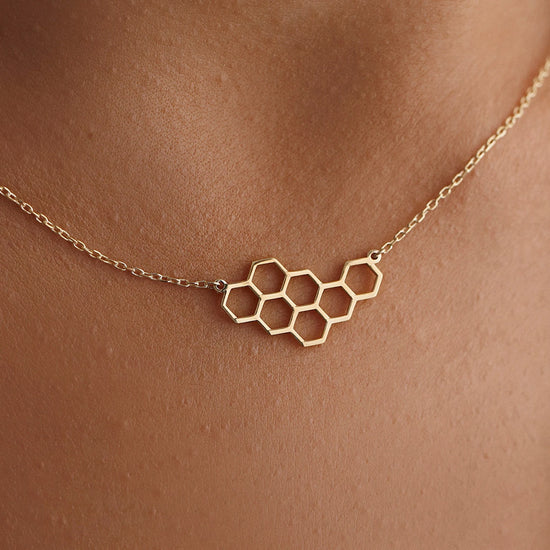 18 Carat Gold Honeycomb Necklace - Burst of Arabia - Elevate Your Style with Exquisite Arabic Jewelry.