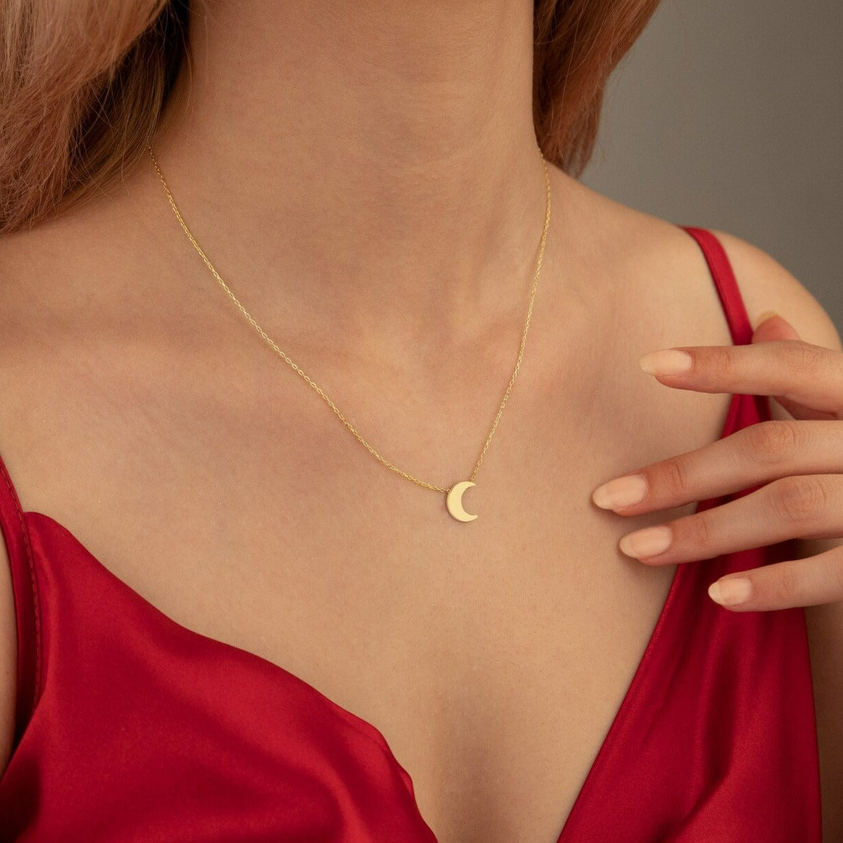 18 Carat Gold Crescent Shaped Necklace - Burst of Arabia - Illuminate Your Style with Exquisite Arabic Jewelry.