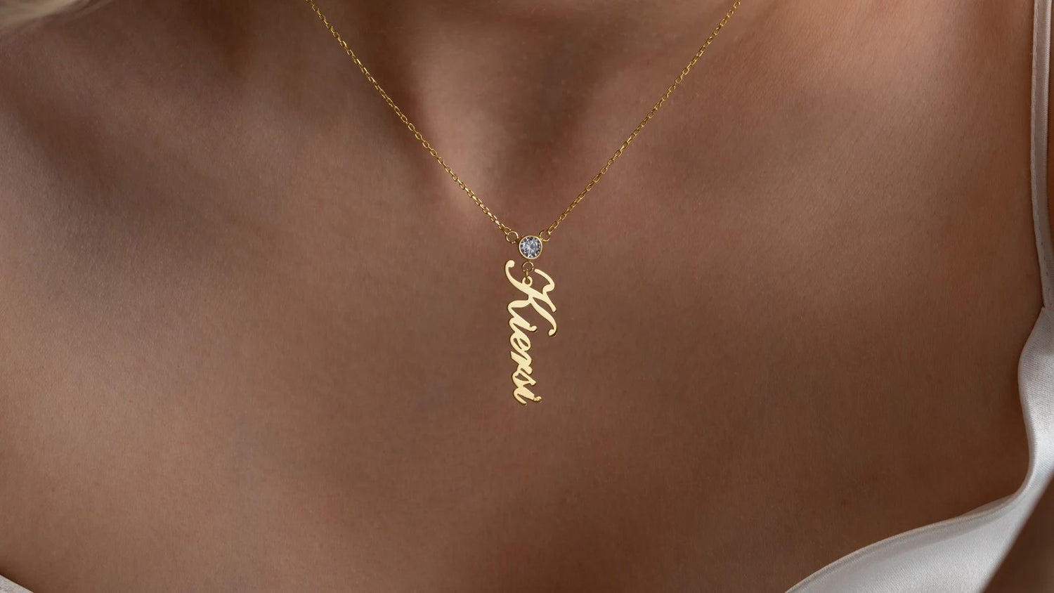 Name necklaces designed in 18 carat gold – A luxurious and premium gift for wife.