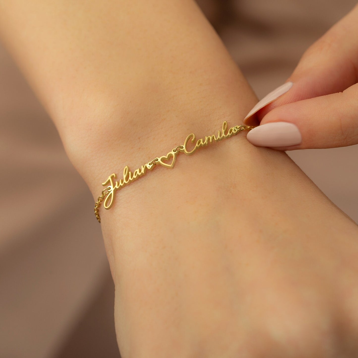 Heart gold bracelet for her. Shop gold bracelets for women in Dubai, United Arab Emirates. Anniversary gifts for wife, birthday gifts for girlfriend.